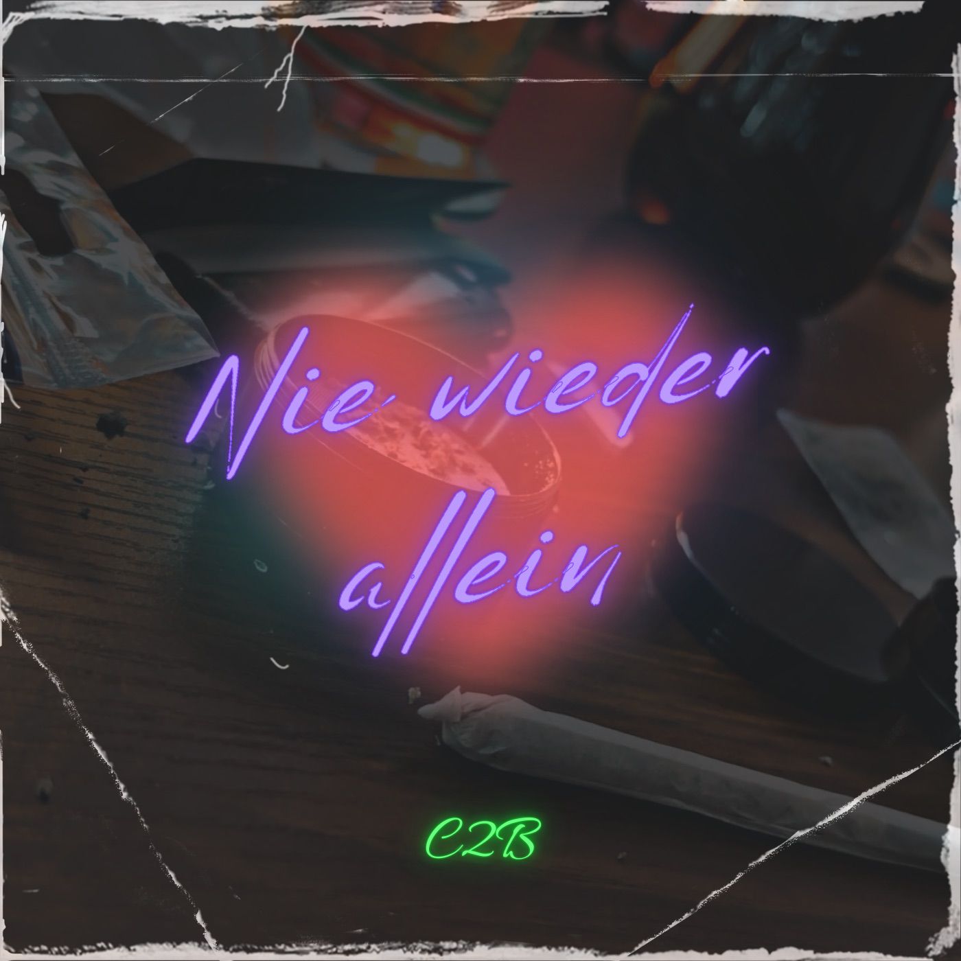 Tisch mit Rauchutensilien und Neon-Schrift 'Nie wieder allein'