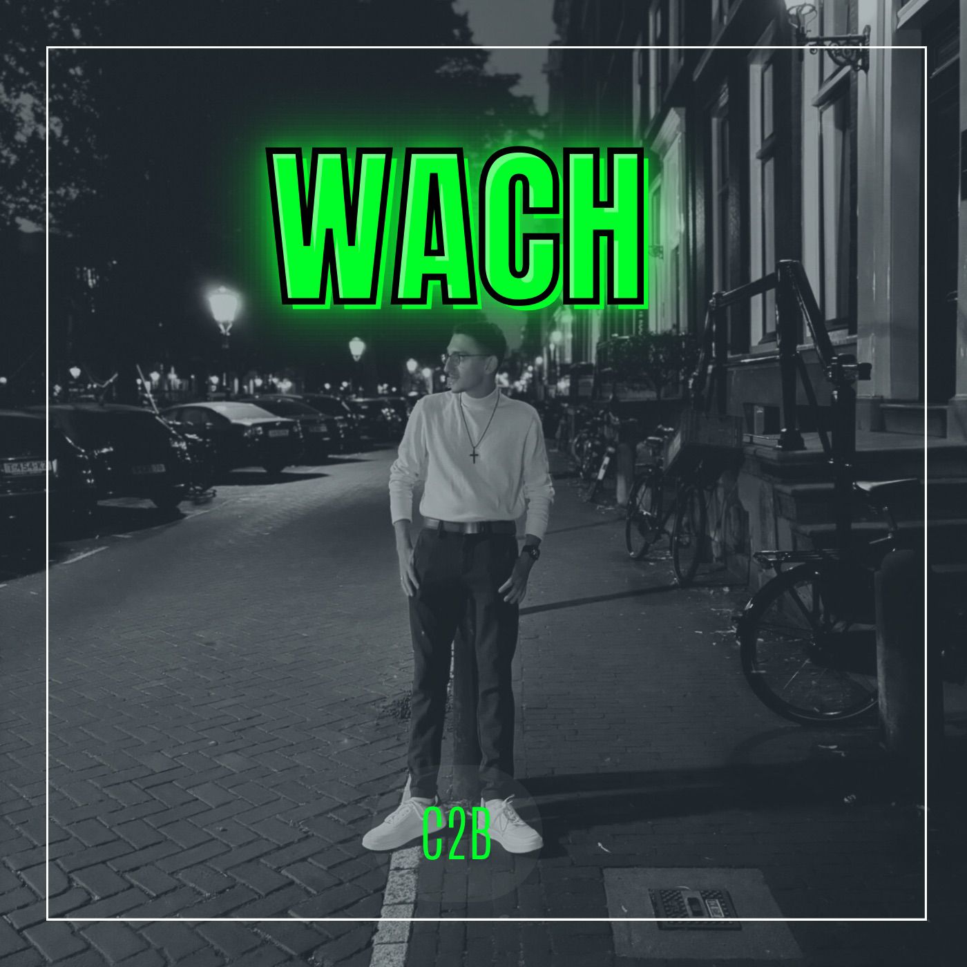 Person auf nächtlicher Straße mit grünem Schriftzug "WACH"