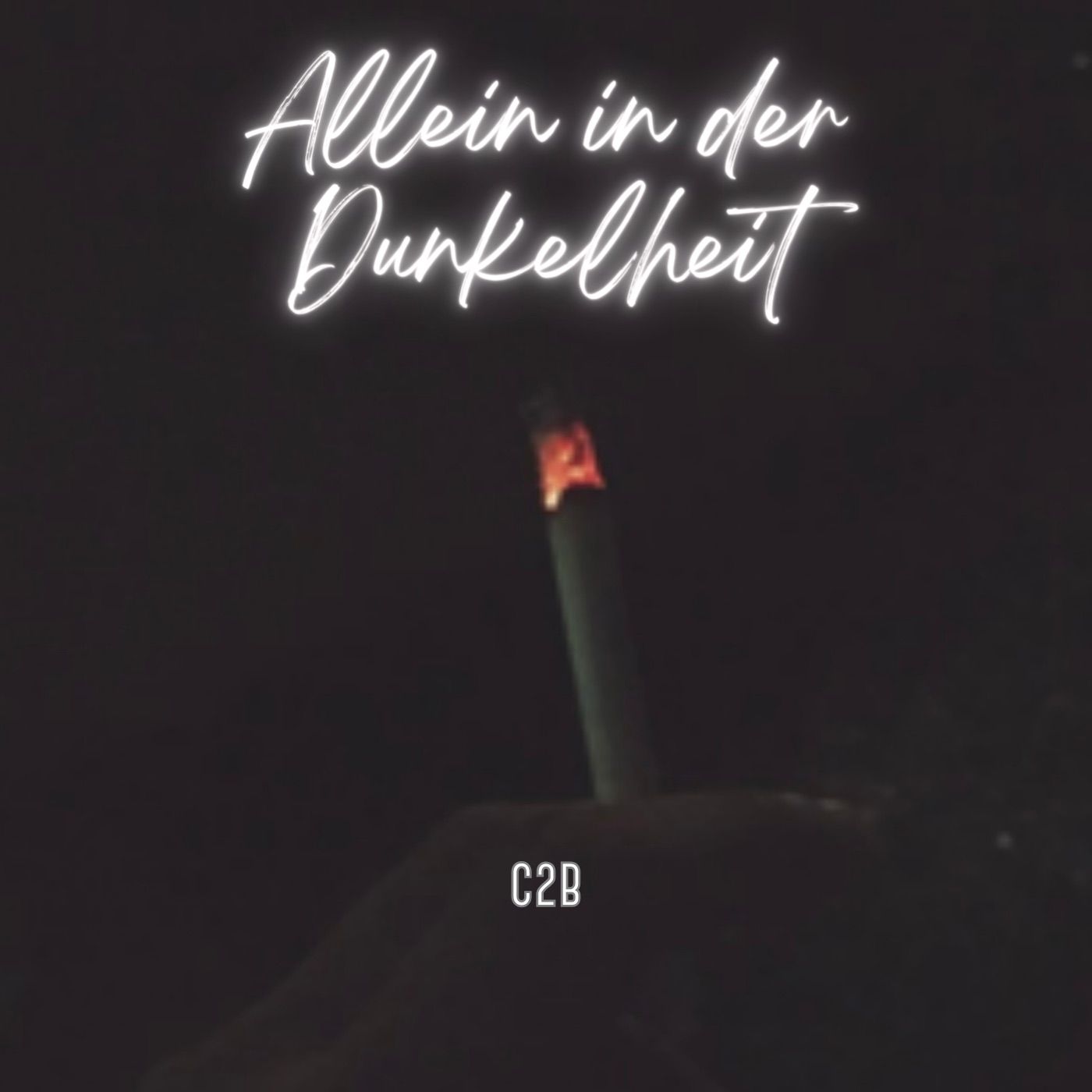 Glimmende Zigarette vor dunklem Hintergrund mit Schriftzug